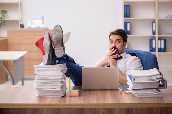 Giovane dipendente maschio e troppo lavoro in ufficio — Foto Stock