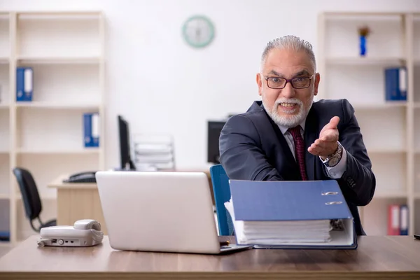 Viejo empleado que trabaja en la oficina —  Fotos de Stock