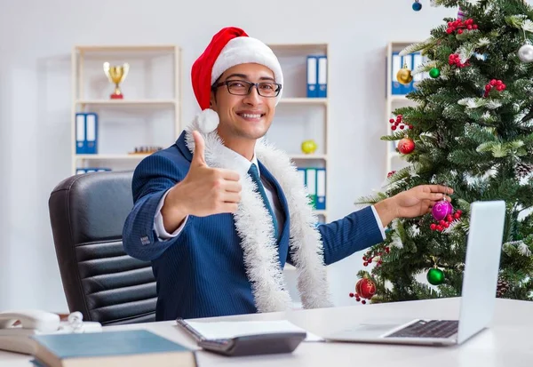 Biznesmen świętuje święta Bożego Narodzenia w biurze — Zdjęcie stockowe