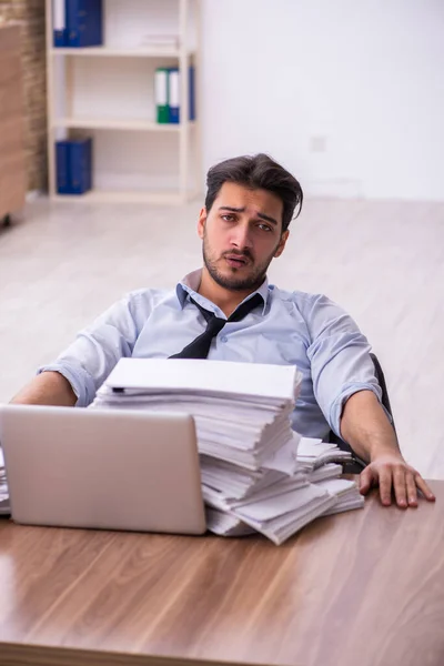 Empleado joven empresario descontento con el trabajo excesivo en la oficina — Foto de Stock