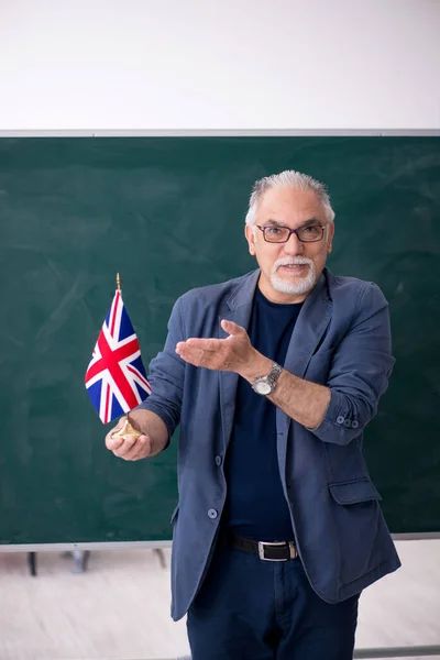 Vieux professeur d'anglais masculin dans la salle de classe — Photo