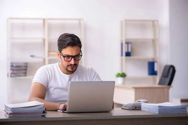 Jonge mannelijke student werknemer op het werk — Stockfoto