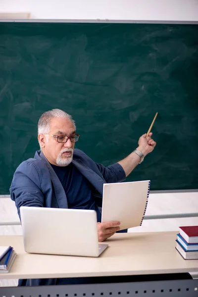 Viejo profesor en el aula —  Fotos de Stock