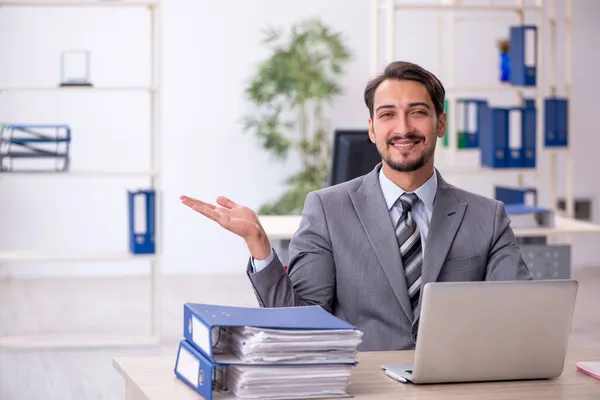 Jonge zakenman werkzaam in het kantoor — Stockfoto