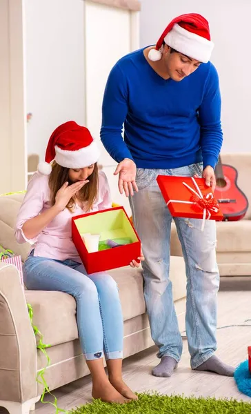 Genç çift Noel 'i evde kutluyor. — Stok fotoğraf