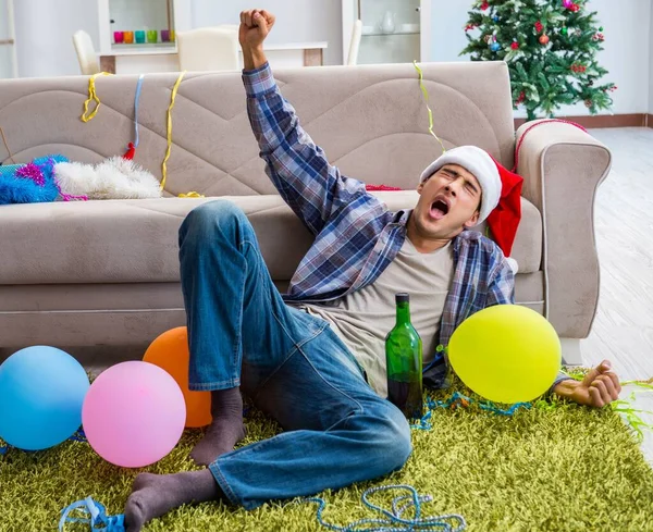 Homem de ressaca após a festa de Natal — Fotografia de Stock