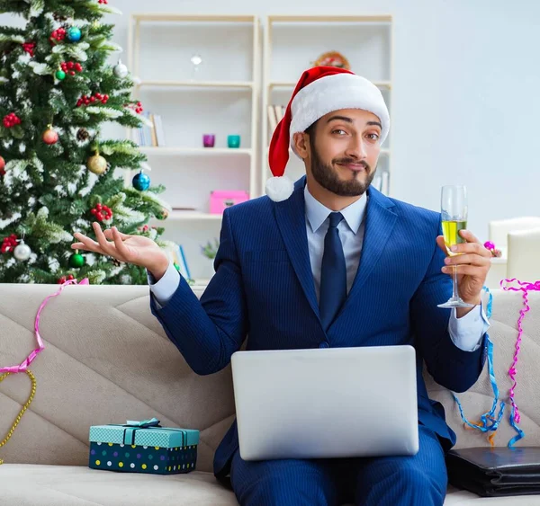 Geschäftsmann arbeitet über Weihnachten zu Hause — Stockfoto