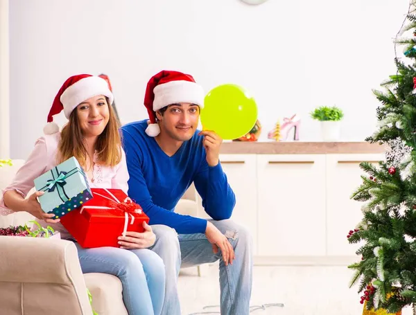 家でクリスマスを祝う若いカップルは — ストック写真