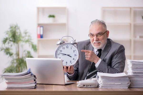 Velho empregado masculino no conceito de gerenciamento de tempo — Fotografia de Stock