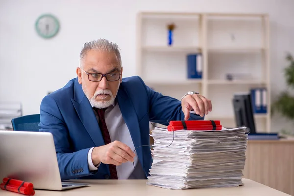 Viejo empleado descontento con el exceso de trabajo en la oficina — Foto de Stock