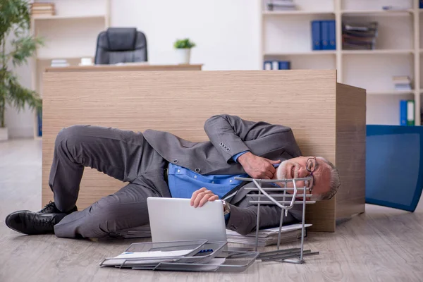 Starý muž zaměstnanec nešťastný s nadměrnou prací v kanceláři — Stock fotografie