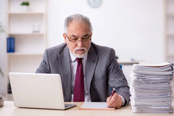 Alte männliche Angestellte und zu viel Arbeit im Büro — Stockfoto