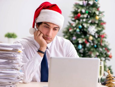 Yılbaşı vardiyasında çalışan genç işçi.