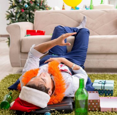 Genç yakışıklı işçi işyerinde Noel kutlamaları
