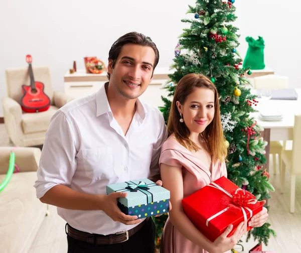 Junges Paar feiert Weihnachten zu Hause — Stockfoto