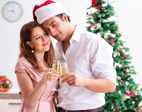Junges Paar feiert Weihnachten mit Champagner — Stockfoto