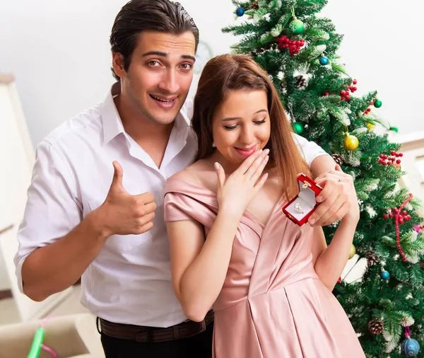 男はクリスマスの日に結婚提案をする — ストック写真