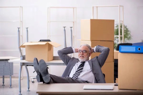 Velho empregado masculino no conceito de realocação — Fotografia de Stock