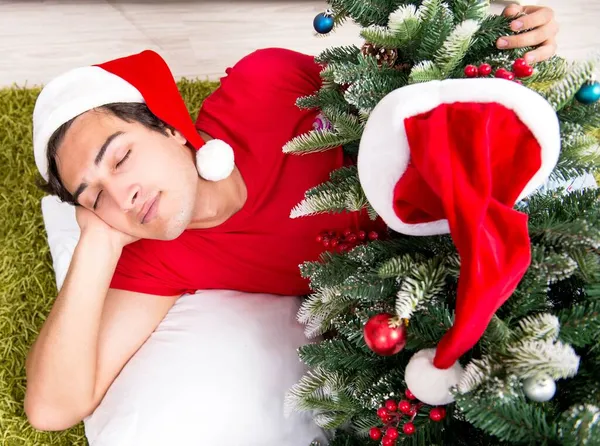 Mladý muž opilý doma po vánoční párty — Stock fotografie