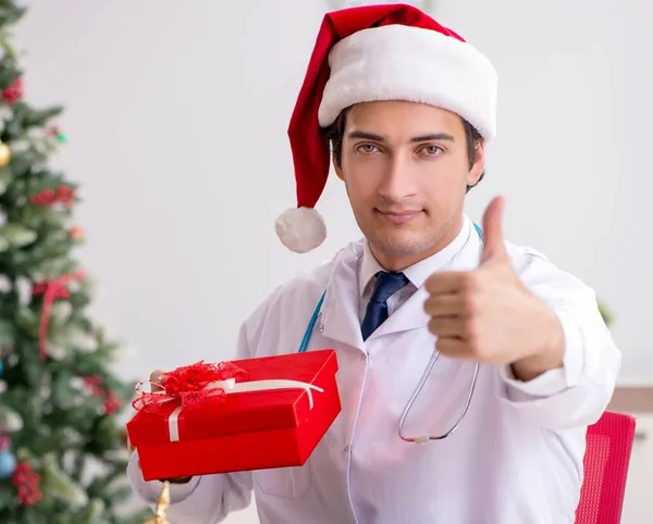 Medico con scatola regalo in ospedale — Foto Stock