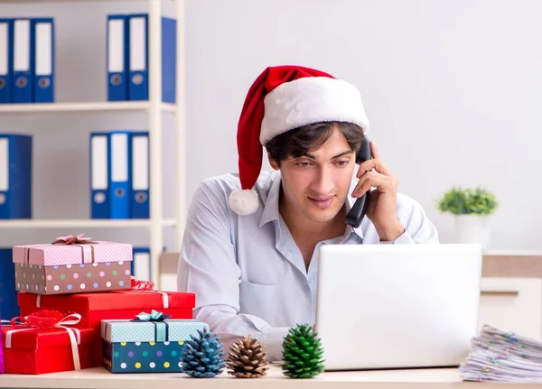 Junger Angestellter Unternehmer im Büro-Weihnachtskonzept — Stockfoto