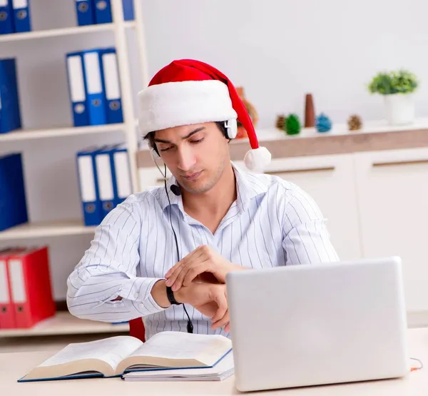 Operador de telesales durante a venda de natal no telefone — Fotografia de Stock