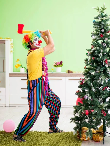 Rolig clown i jul firande koncept — Stockfoto