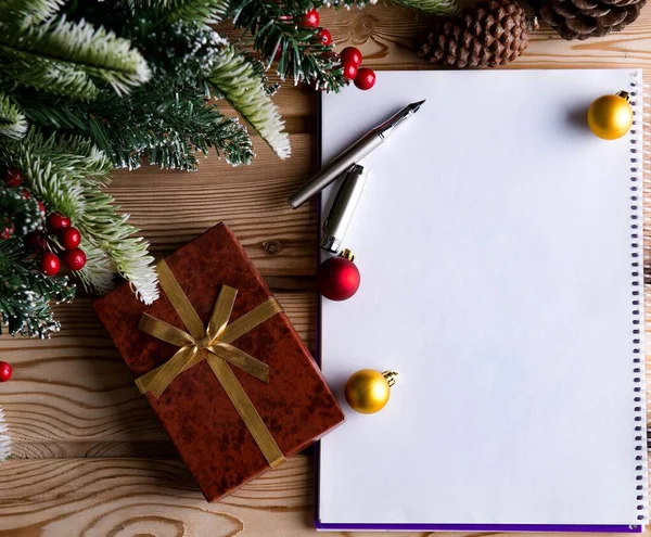 Порожній документ у різдвяній святковій концепції — стокове фото