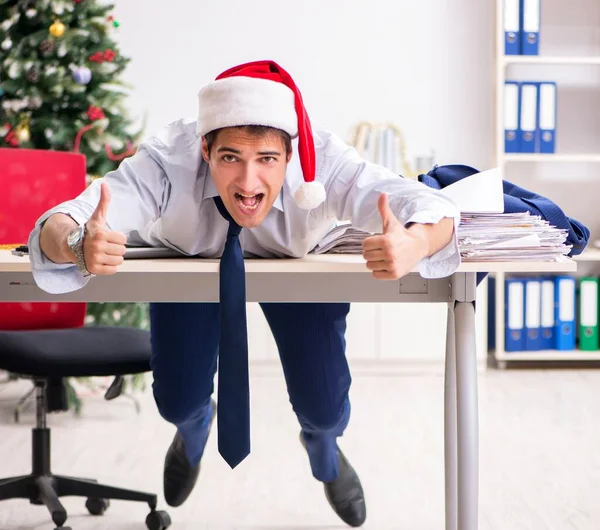 Молодий красивий працівник святкує Різдво на робочому місці — стокове фото