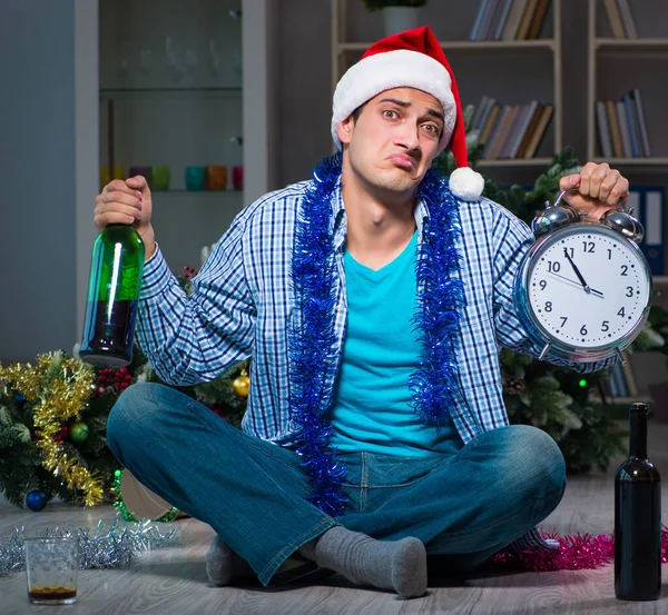 Hombre celebrando la Navidad en casa solo —  Fotos de Stock