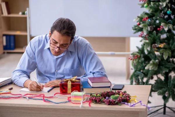 Ung mandlig lærer fejrer nytår i skolen - Stock-foto