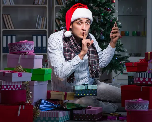 Hombre con muchos regalos de Navidad en cajas —  Fotos de Stock