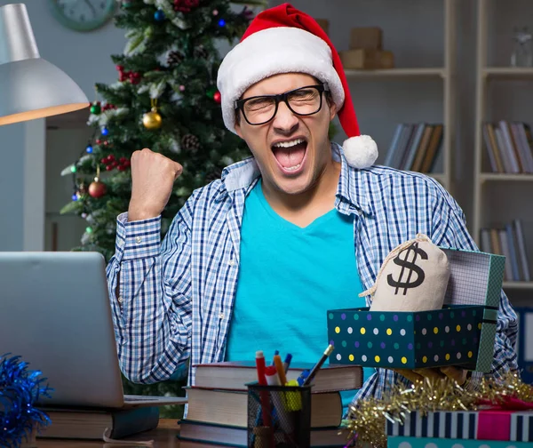 Ung man arbetar hemma på juldagen — Stockfoto