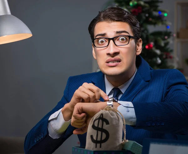 Empresário trabalhando até tarde no dia de Natal no escritório — Fotografia de Stock