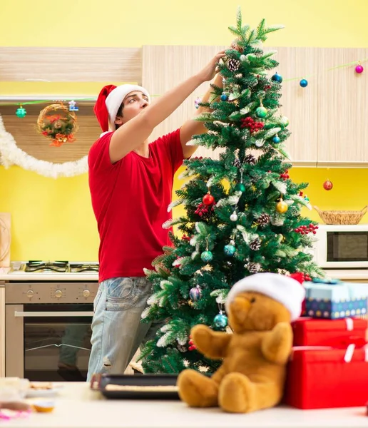 Jeune homme célébrant Noël dans la cuisine — Photo
