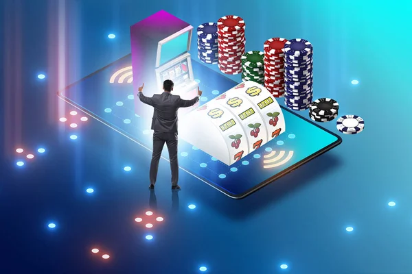 Conceito de cassino e jogo na internet homem minúsculo jogando jogos  on-line no smartphone jogar pôquer on-line