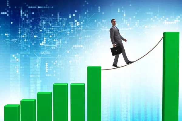 Affärsman går på tight rep mellan stapeldiagram — Stockfoto
