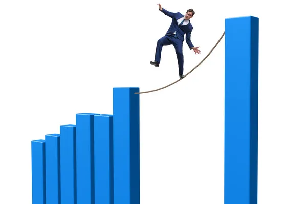 Zakenman loopt op strak touw tussen staafdiagram — Stockfoto