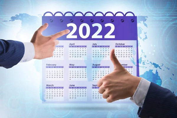 Empresário no conceito de calendário do ano 2022 — Fotografia de Stock