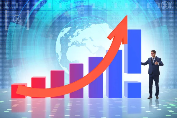 Бізнесмен підтримує економічне зростання на діаграмі — стокове фото