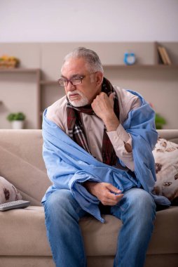 Yaşlı adam evde acı çekiyor.