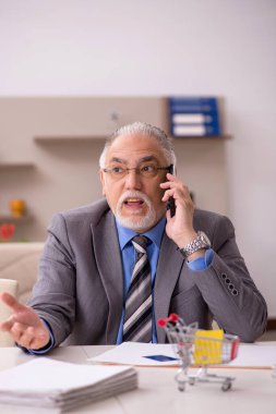 Salgın sırasında e-ticaret konseptinde çalışan yaşlı bir erkek.