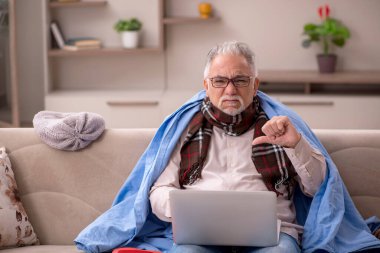 Yaşlı adam evde acı çekiyor.