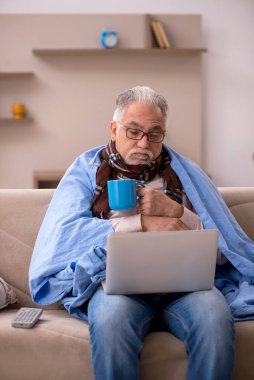 Yaşlı adam evde acı çekiyor.