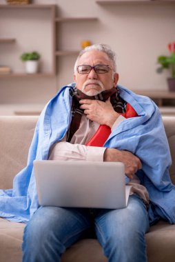 Yaşlı adam evde acı çekiyor.