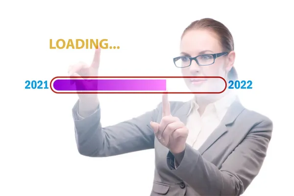 Бізнес-леді натискає віртуальну кнопку з 2022 роком — стокове фото