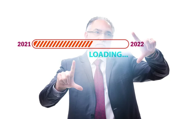 Homme d'affaires appuyant sur le bouton virtuel avec l'année 2022 — Photo