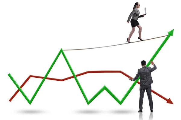 Empresario equilibrándose en la cuerda floja en el gráfico de líneas — Foto de Stock