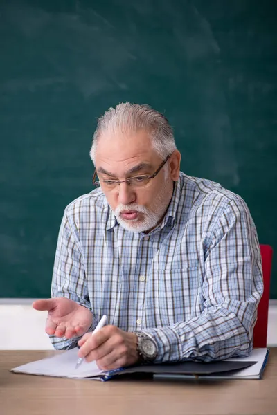 Oude mannelijke leraar in de klas — Stockfoto