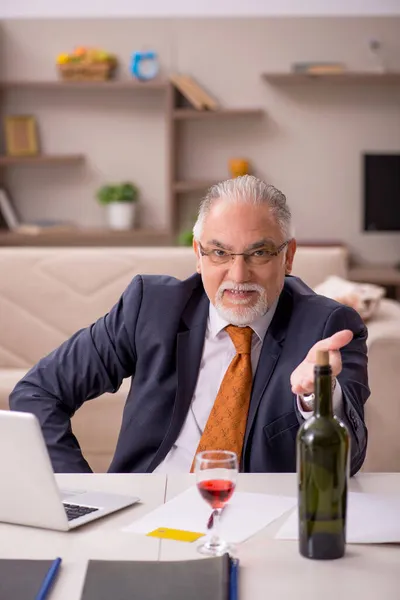 Öreg férfi alkalmazott pezsgőt iszik otthon — Stock Fotó